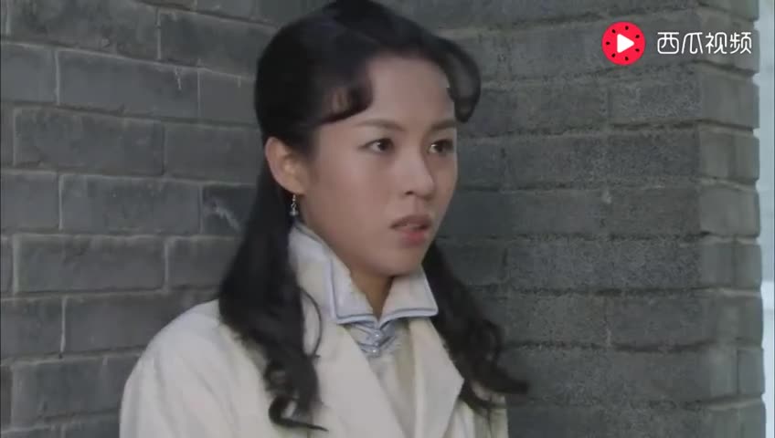 特务在胡同拦截女情报员,地下党出来解救她,结果被特务捅了一刀
