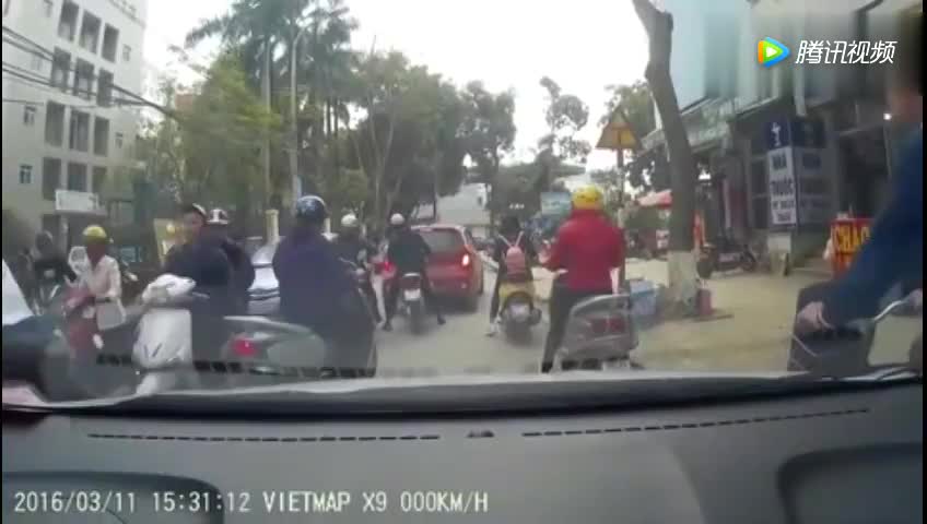 电动车飙车追尾还打人，结果被轿车反揍趴