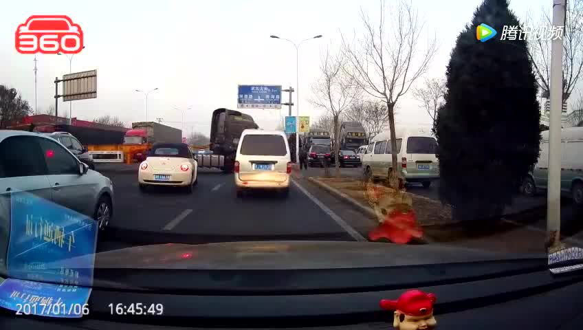 五菱神车神躲避大卡车，看得我浑身一哆嗦