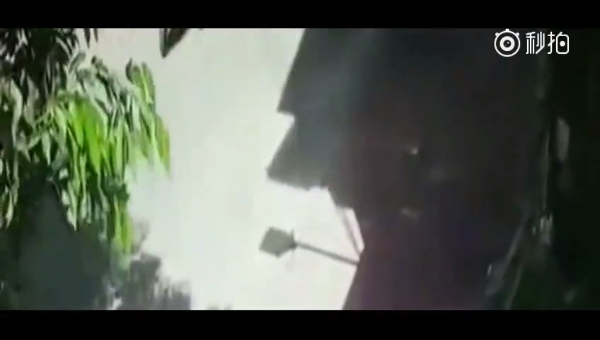 女司机倒车真吓人，电动车男子被连续压2次，那太狠了！  ​