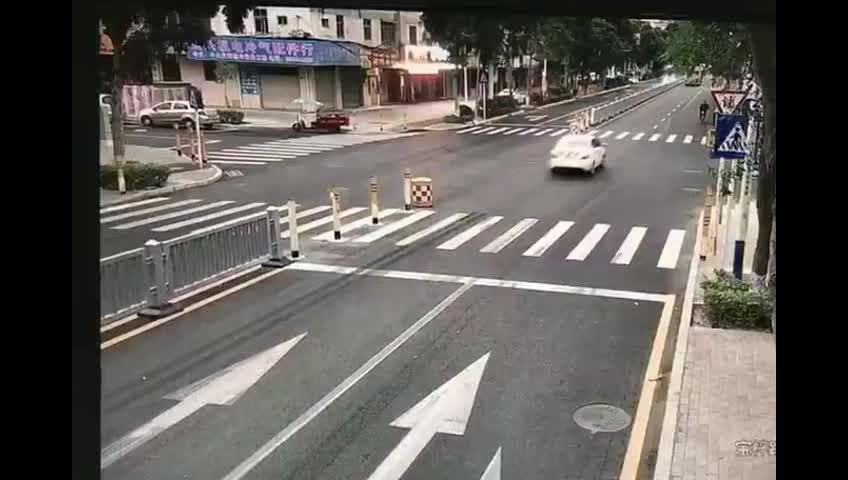 小车超速行驶，把横穿马路的电动车撞飞几十米，场面实在太吓人了