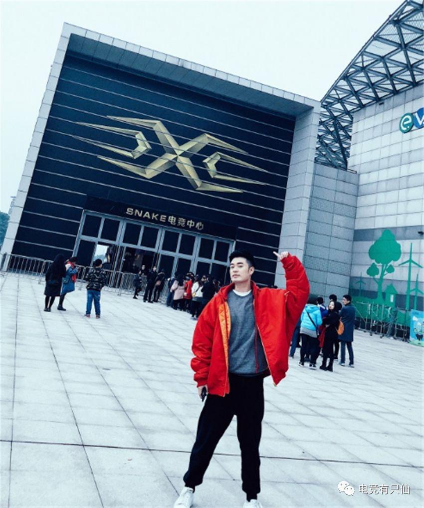 LPL: Snake投资人陈赫现身重庆主场, 一袭红衣