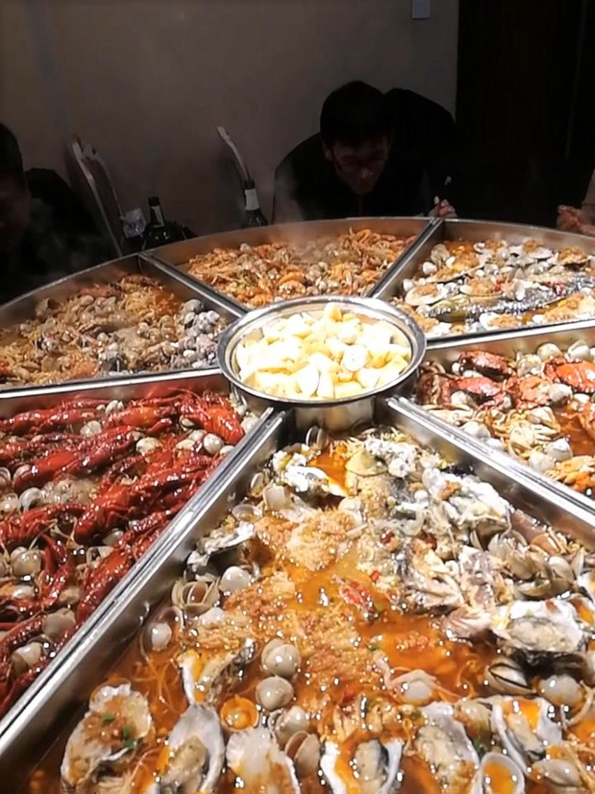 跨年夜老板请吃饭,只点一个菜,大家说他抠,菜上后大家不说话了