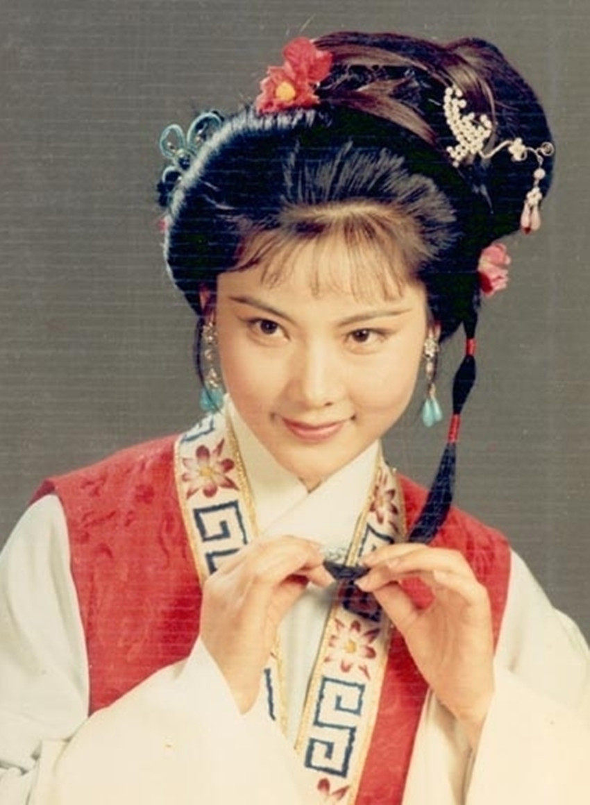 54岁何赛飞全家近况:与丈夫结婚十年才生子!因一件事倍感遗憾!