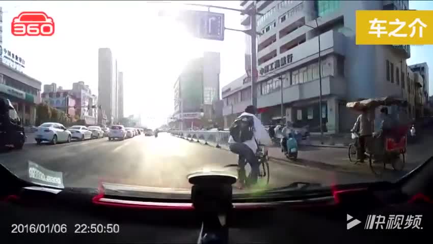 前车突然刹车，SUV时速100没敢踩刹车，后车宝马才是高手