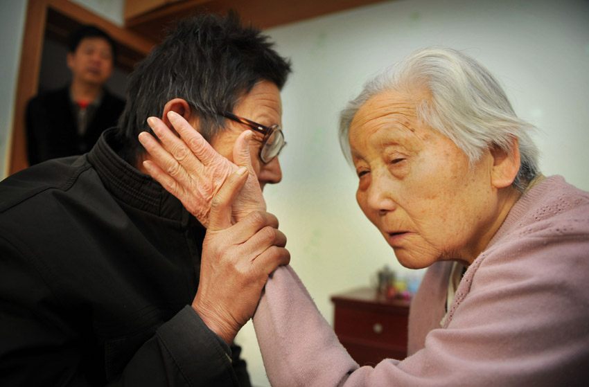 母嫌家穷抛夫弃子,二十年后找儿投靠,儿子做法让母亲老泪纵横