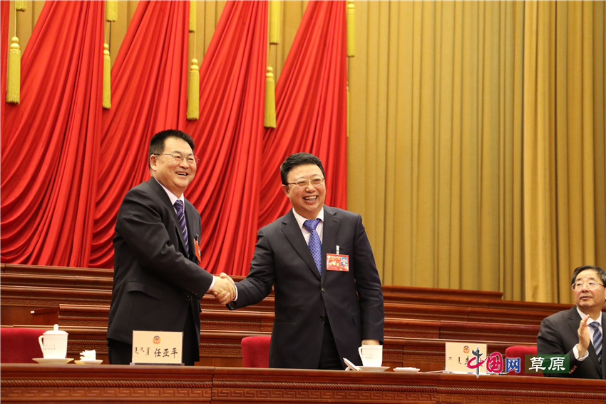 内蒙古自治区政协十二届一次会议选举产生新一