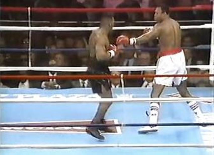 次巅峰时期的泰森一拳有多重,问问更衣室的墙