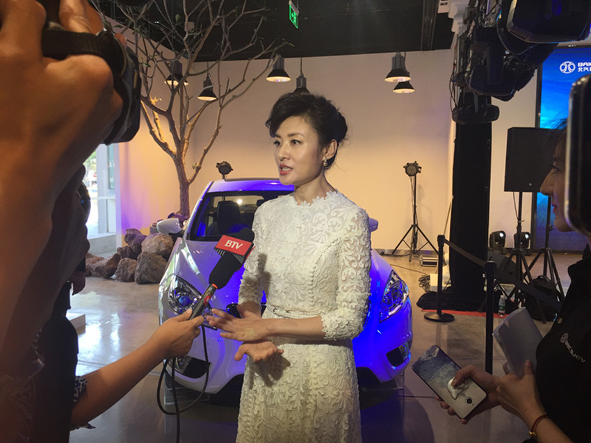 周涛离开央视在这家省级电视台主持春晚,身形消瘦惹人