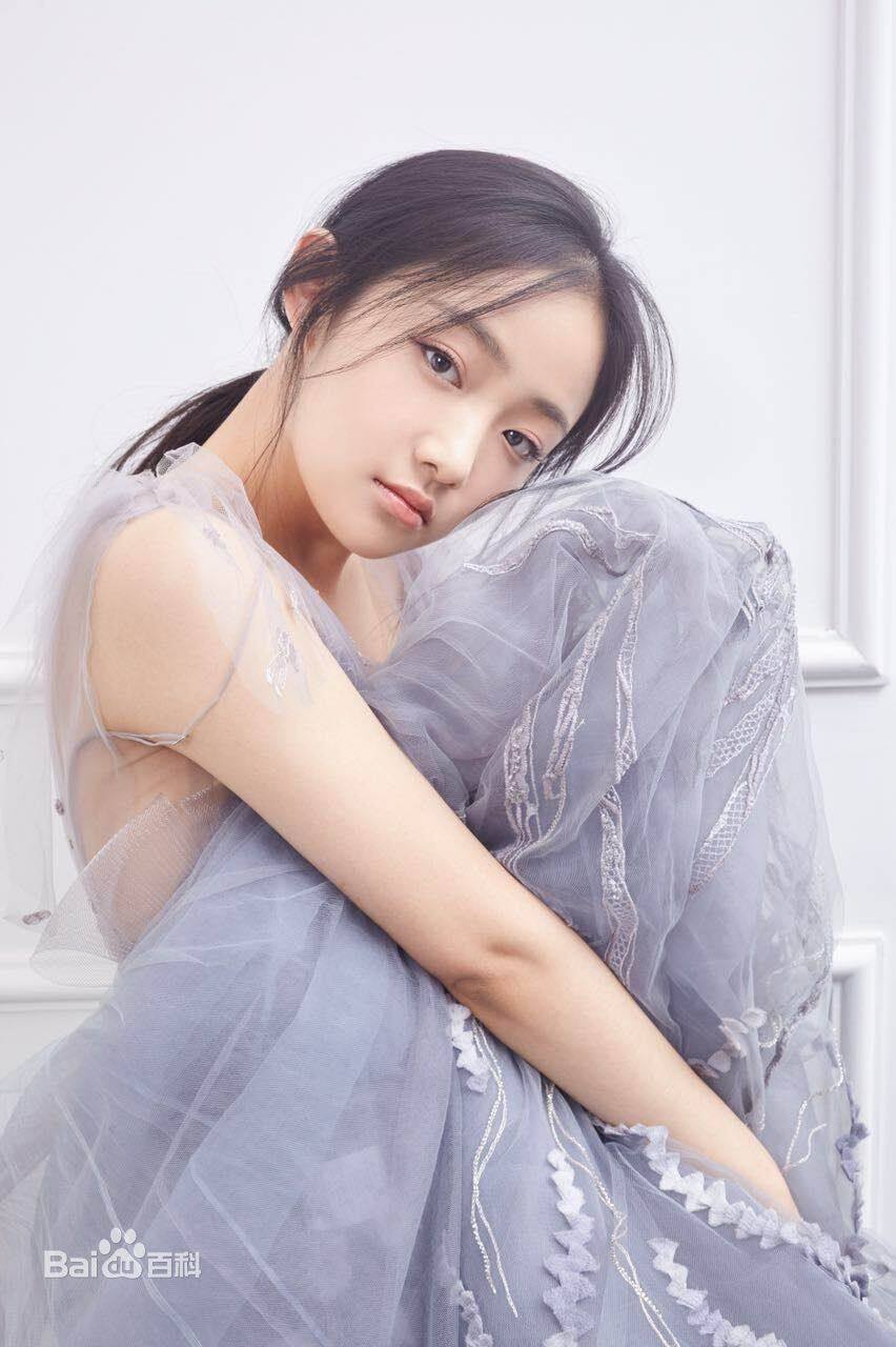 第五名:吴佳怡饰清越,吴佳怡模样清新,宛若邻家女孩 ,可谓清新脱俗