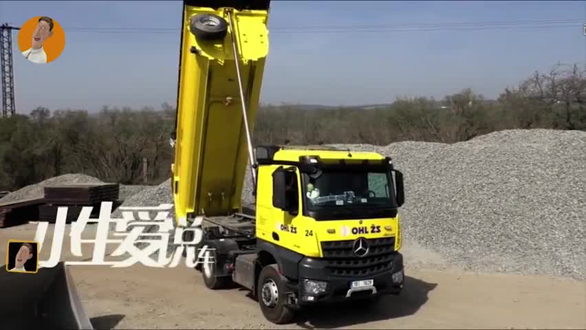 奔驰卡车运石子，实拍卸车过程，太强大了！