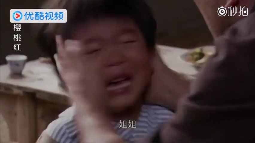 孤儿被酒鬼收养当畜生养,在爸妈墓前哭诉,看哭所有当父母的人!