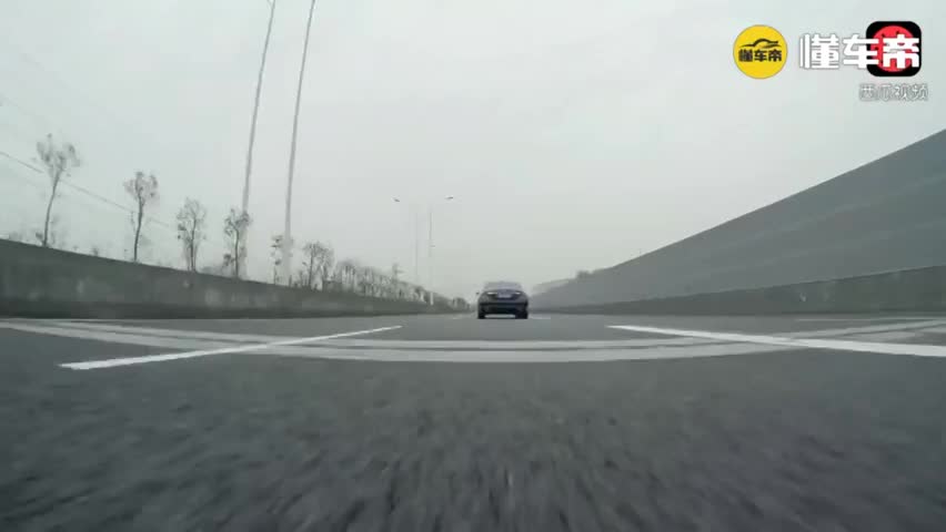 保时捷跑车与奔驰赛车，一个美女引发的车祸！