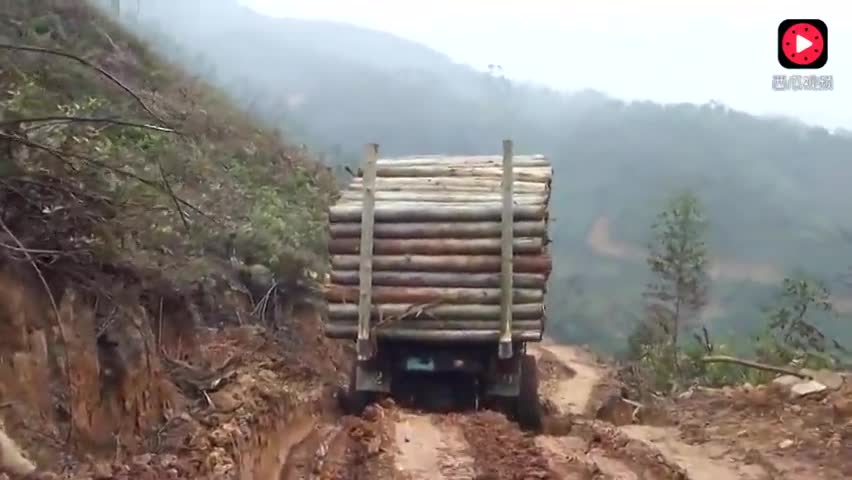 脚下就是万丈悬崖，实拍重载卡车在山路运输木头