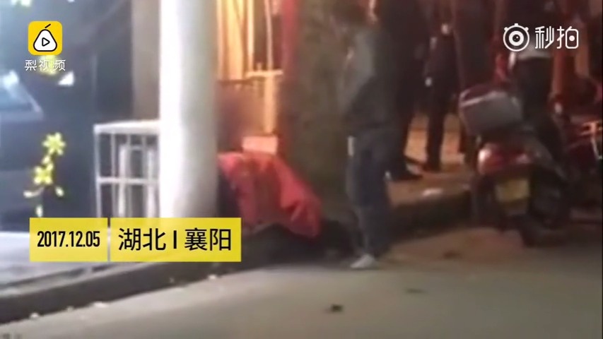 【怒！男子酒后殴打脚踹环卫大爷，竟嚣张摆出比武架势】12月5日晚，一名男...