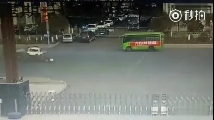 东北身边事 吉林惨烈车祸，一出租车掉头时候，遭小车猛撞，造成1死1伤！现...