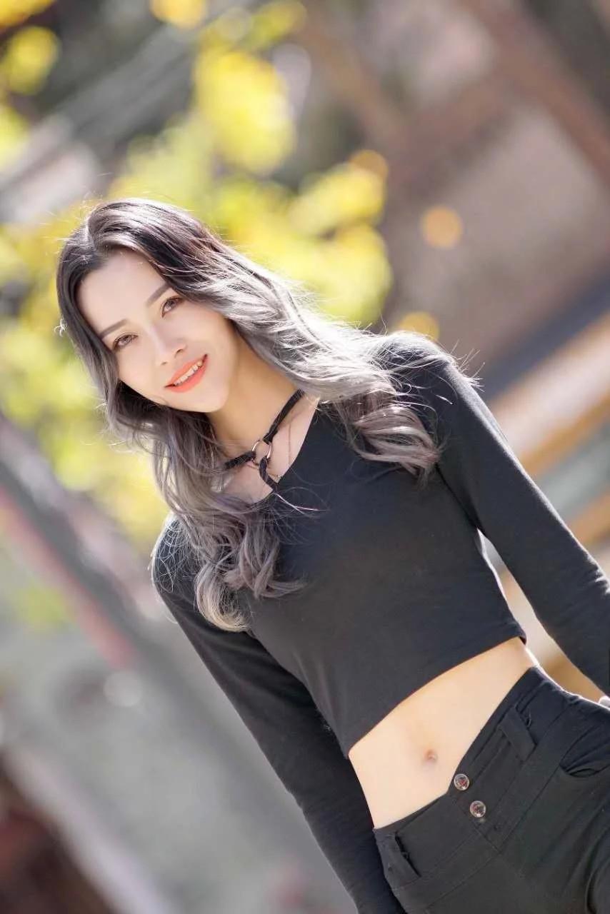 妹子紧身裤搭配露脐上衣身材凹凸有致这两腿间隙真大