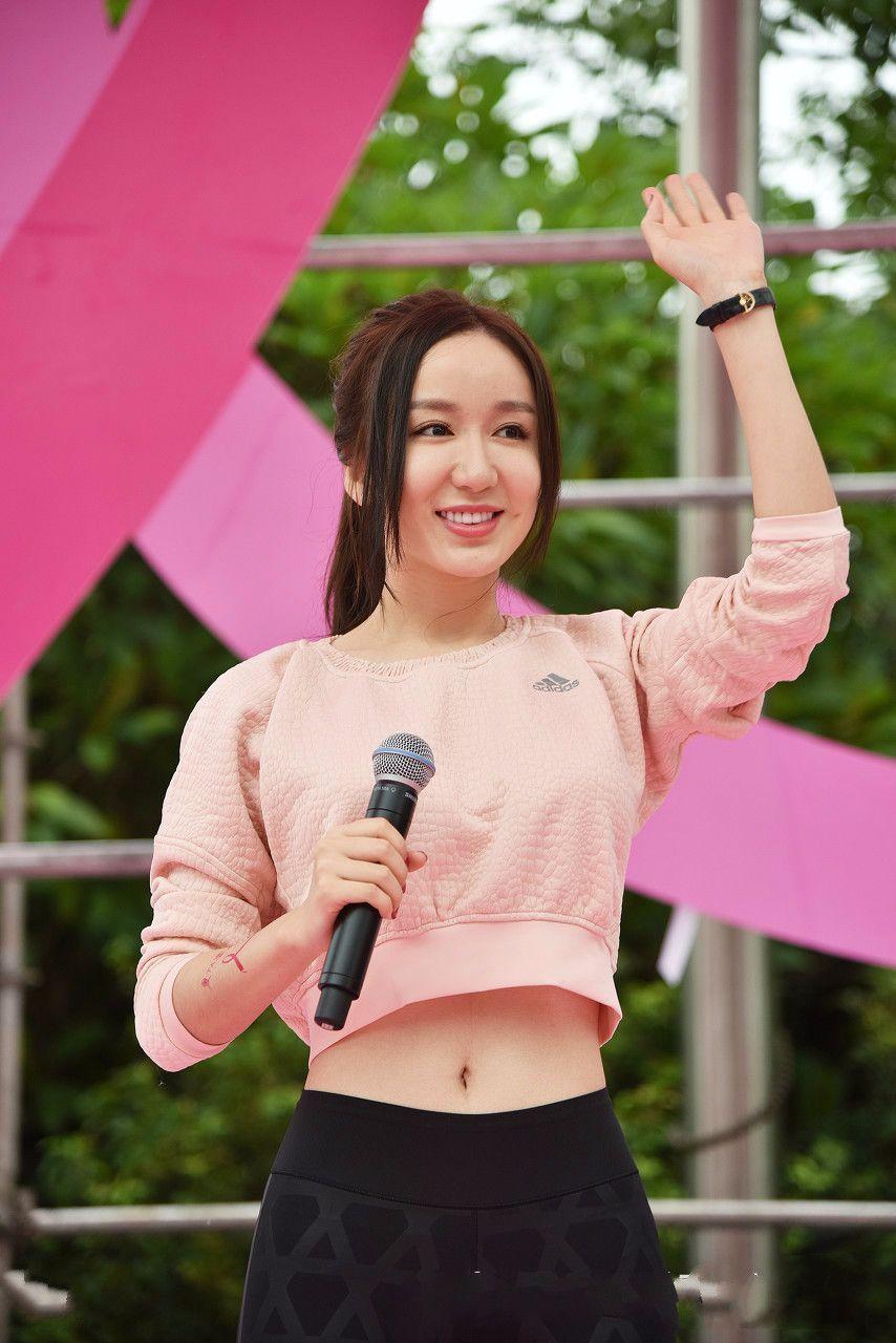 胡一菲哪吒头现身机场 网友 这条裙子穿的真多余!