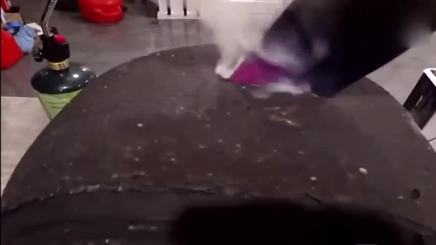 一刀刺下去，就知道保时捷跑车的轮胎有多么霸气了！