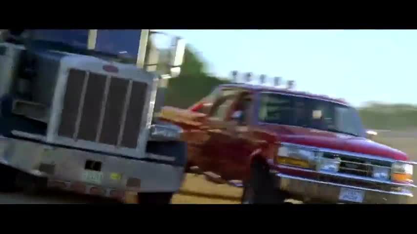 杀手拦截军火的卡车，被强悍司机开车压死