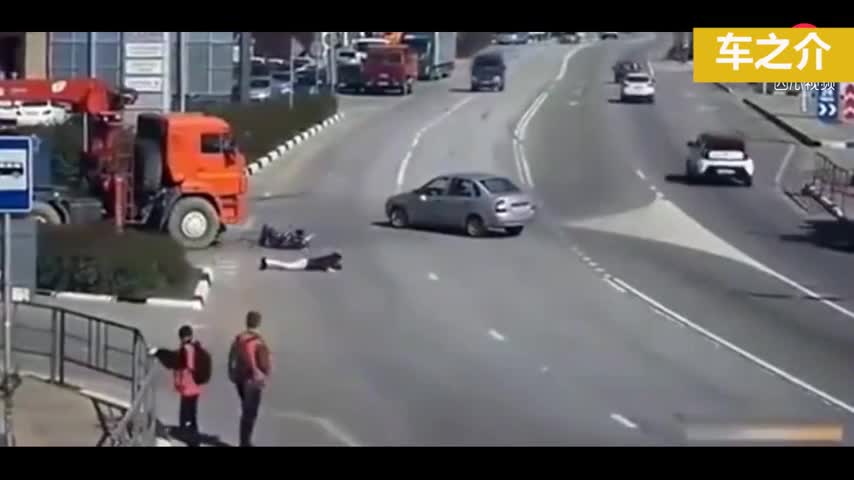电动车妈妈带孩子过马路不回头看车，结果监控拍下这痛心一幕！