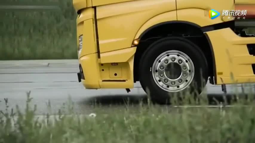 奔驰卡车的制动辅助系统有多牛：即将撞上行人的一刻你就清楚了