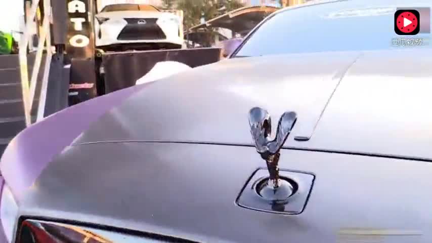 六百万的劳斯莱斯跑车，这颜色也太骚气了