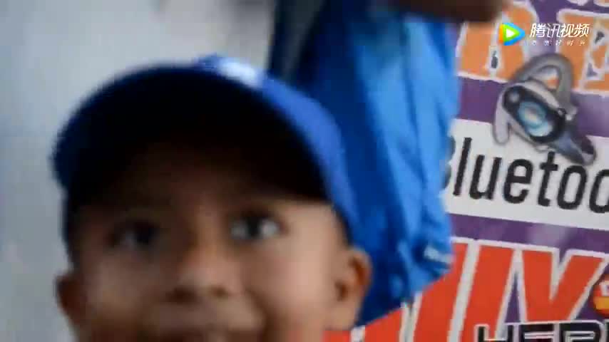 加油站来了辆法拉利跑车，看到车主的一刻，众人都沸腾了