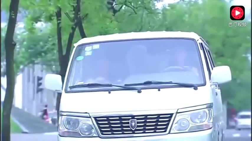 总裁怕开跑车出来太招摇，结果换了辆面包车