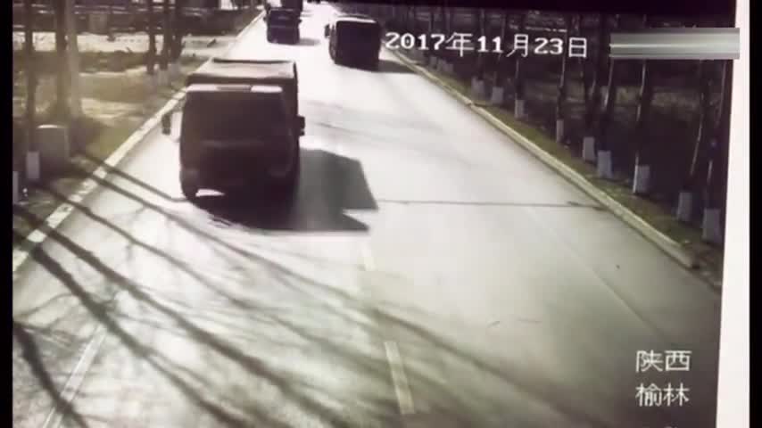 出租车突然逆行撞上大货车，监控拍下可怕一幕