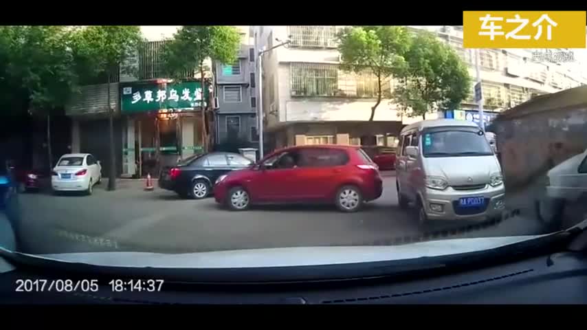 高速上时速110，丰田和宝马疯狂斗气20秒，记录拍下惊险一幕