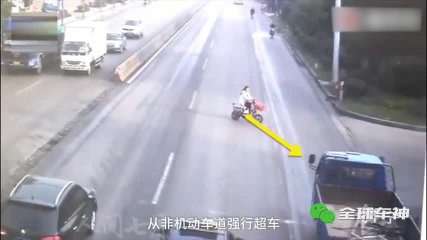 年轻女子骑电动车闯红灯，惊险一幕正好被完整拍下
