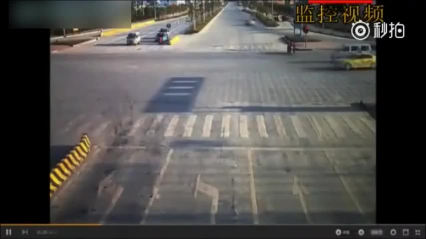 摩托车闯红灯瞬间被出租车撞飞！