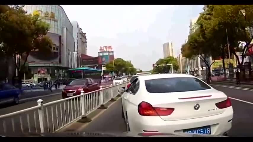 还以为大众SUV要被大货车会撞废，结果是他不给自己留活路！