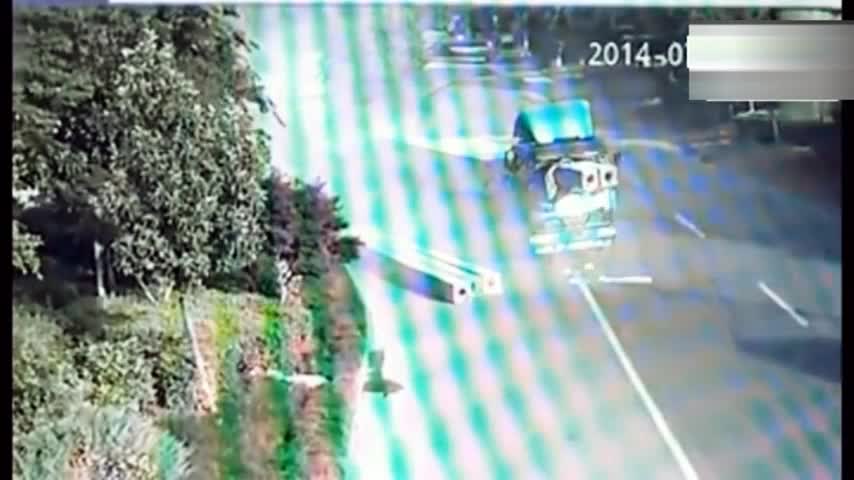 为了救下嚣张的电动车，大货车的举动让人揪心