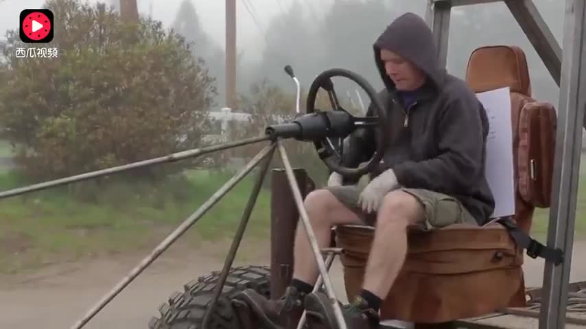 找了个大卡车的底盘，改装成大的卡丁车，翻山越岭的开着玩