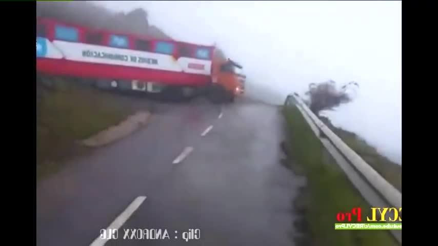 驾驶大型卡车转急弯 牛人这操作真的是服了