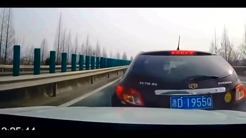 行车记录：嚣张宝马逆行超车闪大灯，出租车没认怂，车头彻底撞废