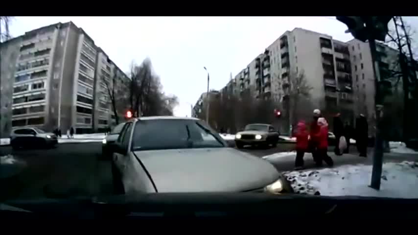 出租车不睬大货车鸣笛警告还强行并道，马上受到了教训！