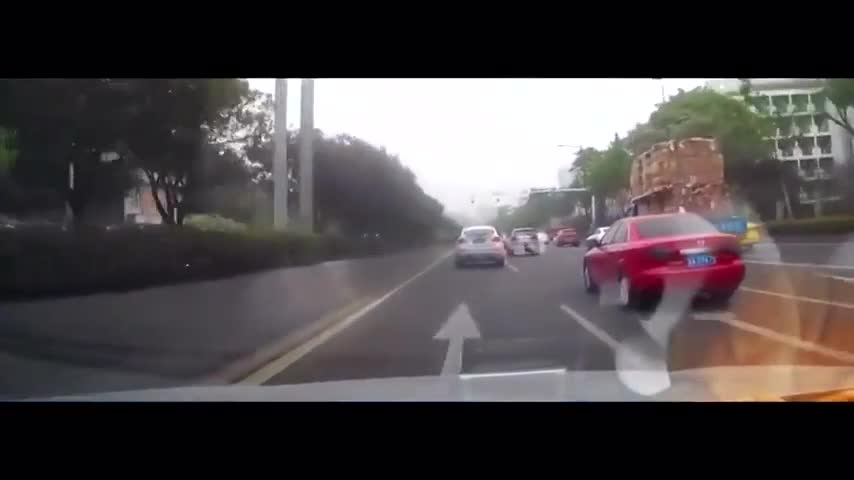 SUV分神直接追尾前车，这下车损可不小