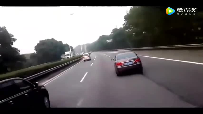 丰田高速上疯狂别车，大巴司机很愤怒！