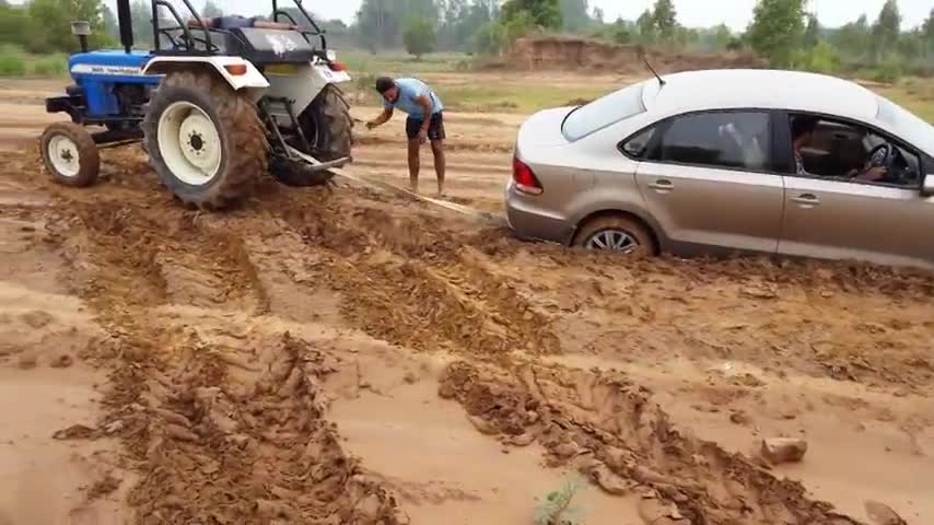 大众vento泥地陷车,阿三开拖拉机霸气救援!