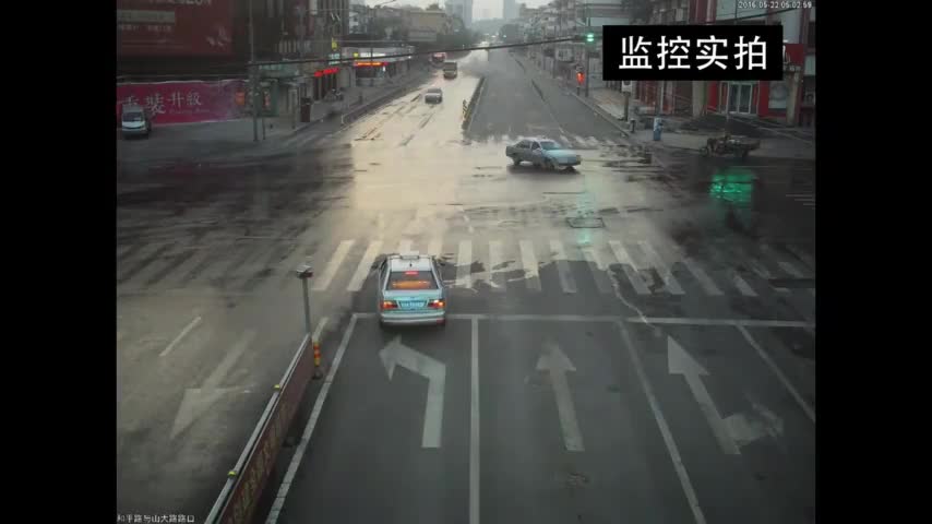 醉驾路口极速飞过 闯红灯差点被撞的出租车也被吓着了！