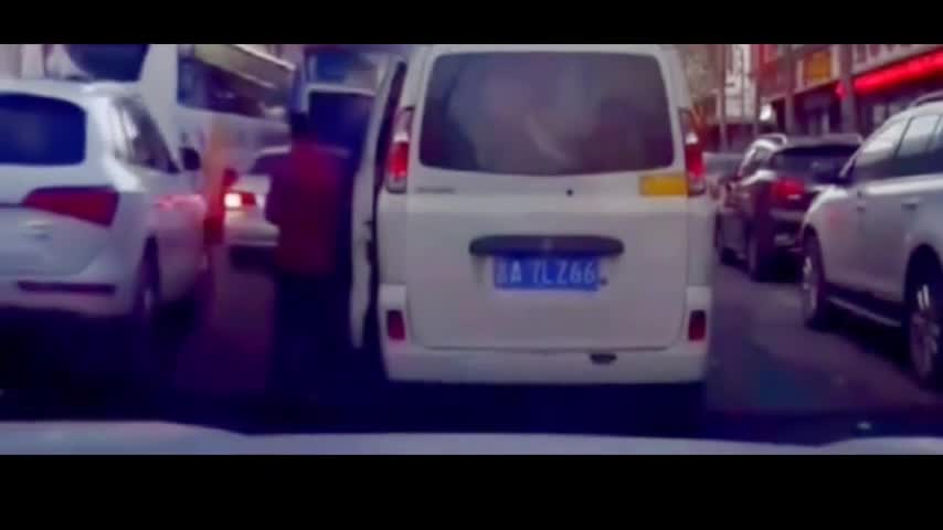 白色SUV多看了一眼后视镜，没想却在大货车轮下捡了一条命