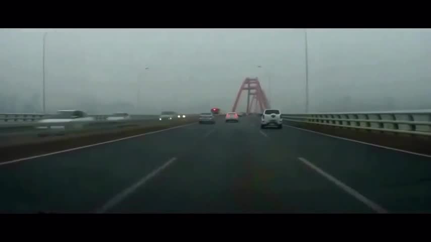 高速上眼睁睁看着SUV冲撞过来，女司机的举动让众人惊讶！