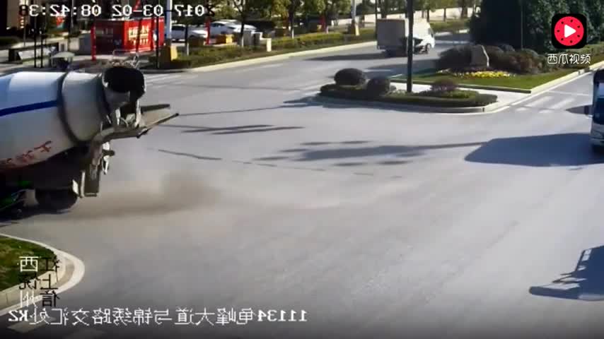 电动车大哥哪怕往后看一眼，搅拌车司机也不用背这个黑锅了