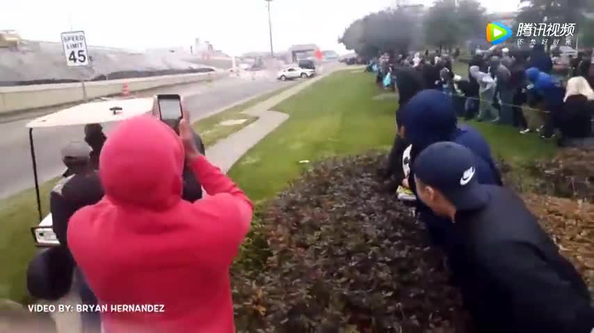 国外野马跑车弯道猛踩油门漂移失败，后面警车亮了