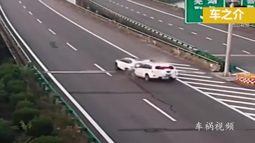 白色SUV高速路上作死倒车，接下来后面的丰田车主做了正确选择