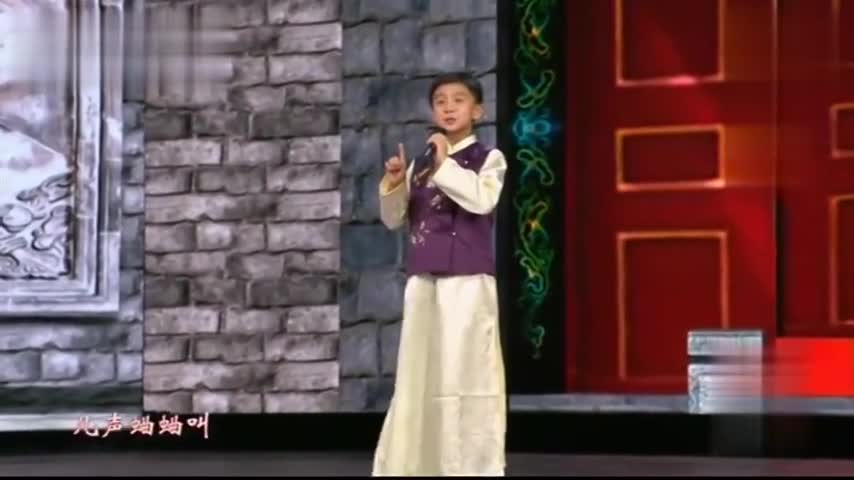 京剧神童王泓翔演唱《前门情思大碗茶,声音清亮,眼神纯净