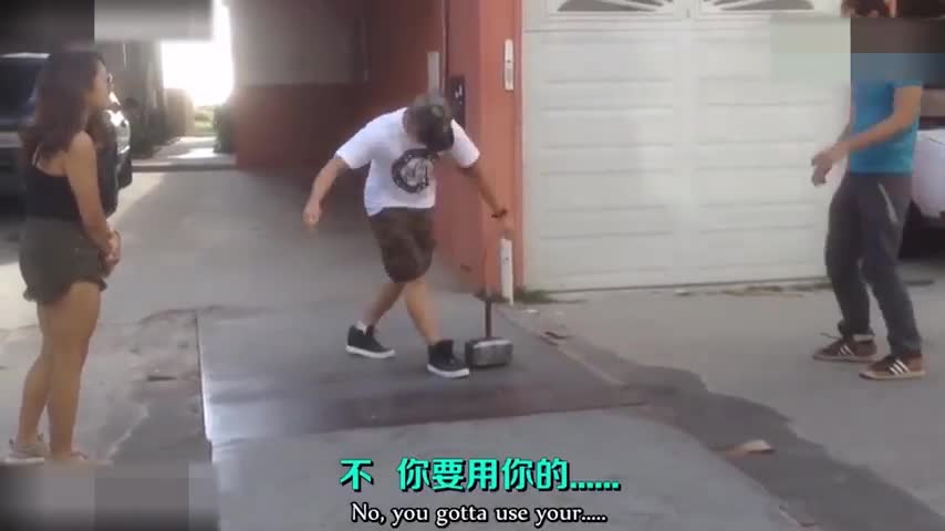 雷神锤恶作剧:路人使出吃奶的力气都拔不起来,主人却能单手拿起